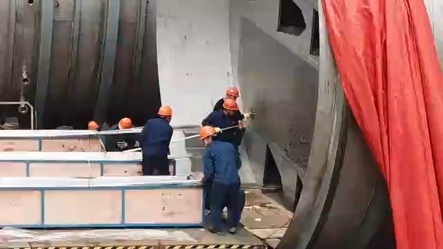 12 效海水淡化蒸发器现场制作:兰博施工人员在筒体内作业