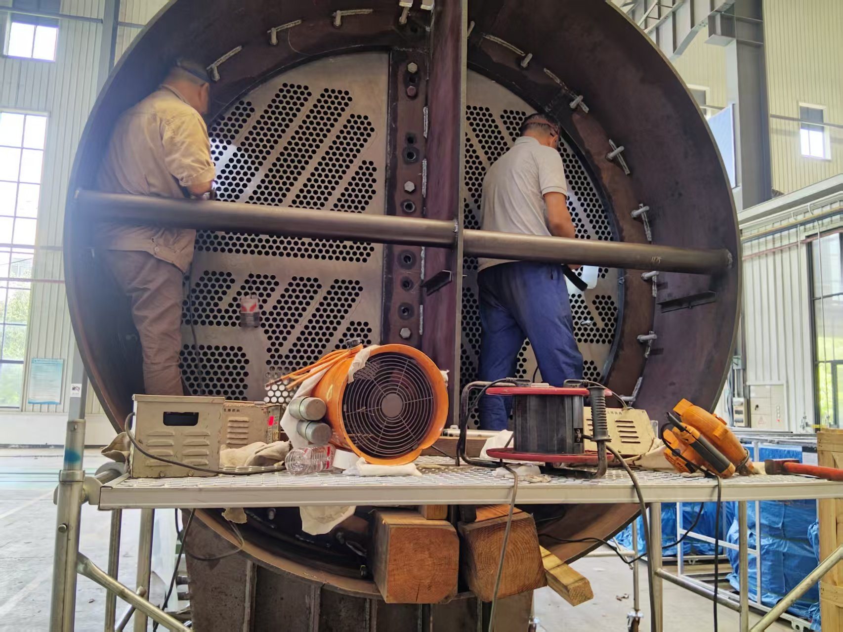 Tube expanding and facing on heat exchangers, Hangzhou Guoneng (2)