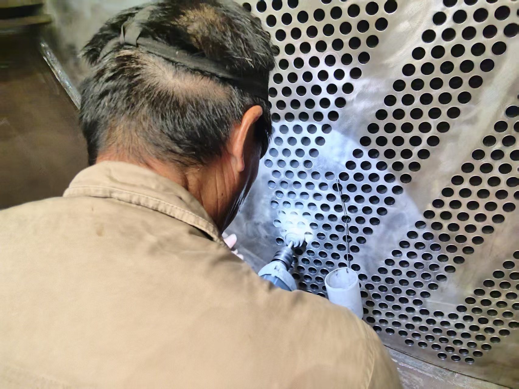 Tube expanding and facing on heat exchangers, Hangzhou Guoneng (4)