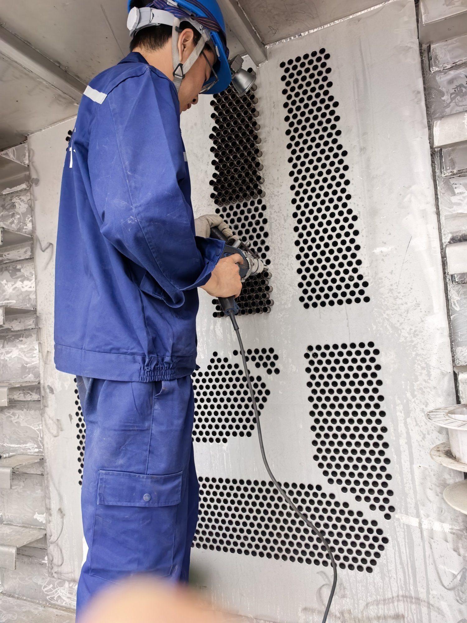 Titanium tube insertion and expansion, Tianjin Dagang (2)