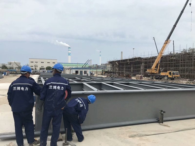 模块组装 大连恒力石化2台海水淡化蒸发器现场组装项目，单台净重1721吨，下图为3万平方米组装现场