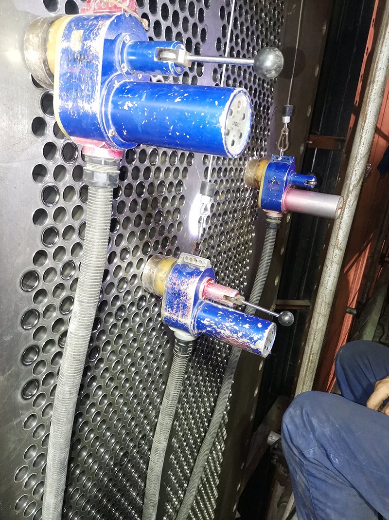 福州罗源湾 2 号机凝汽器：多台胀管机同时在管板上胀管