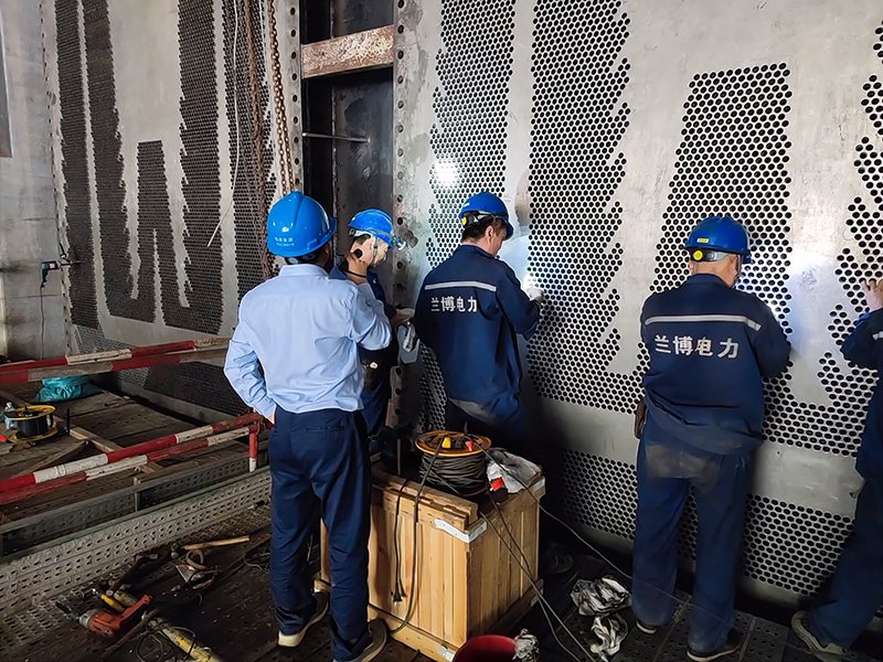 福州罗源湾 2 号机凝汽器:兰博施工人员在管板前作业