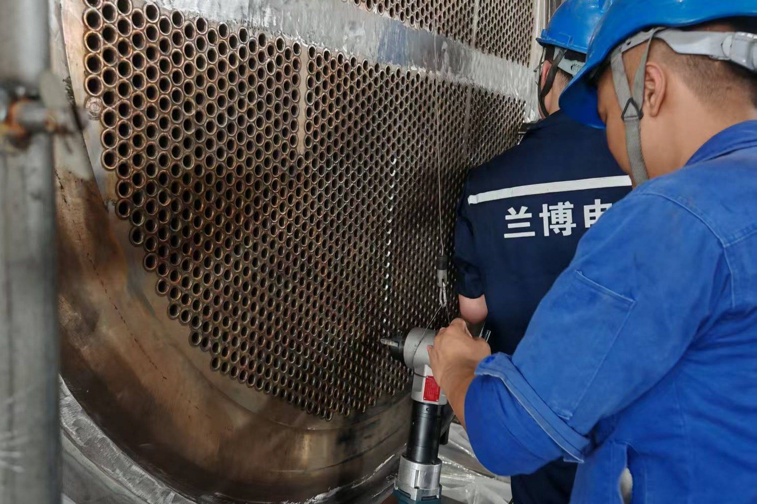 兰博施工人员在换热器管板上作业