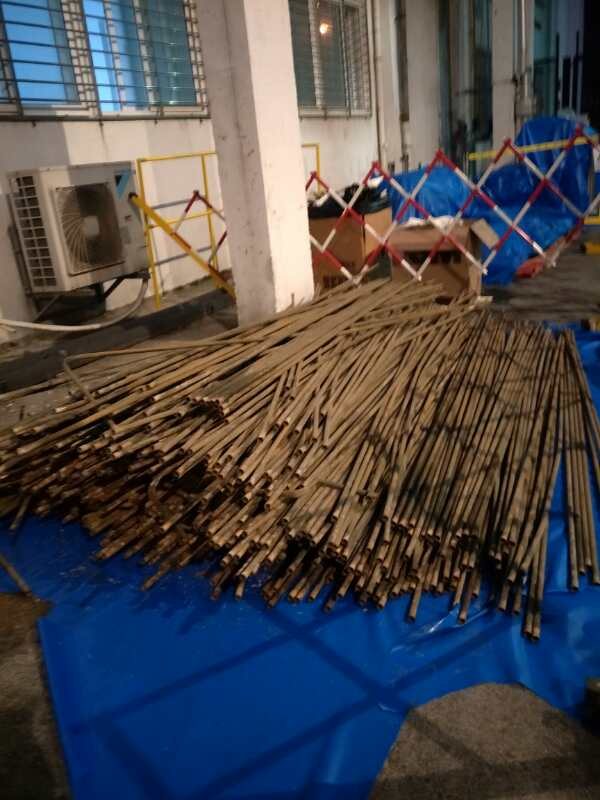 从旧容器中拔除的管子